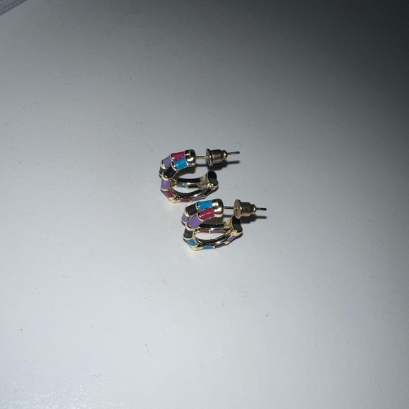 Kendra Scott Essie Huggie Earrings Gold Orchid Mix - Picture 2 of 4